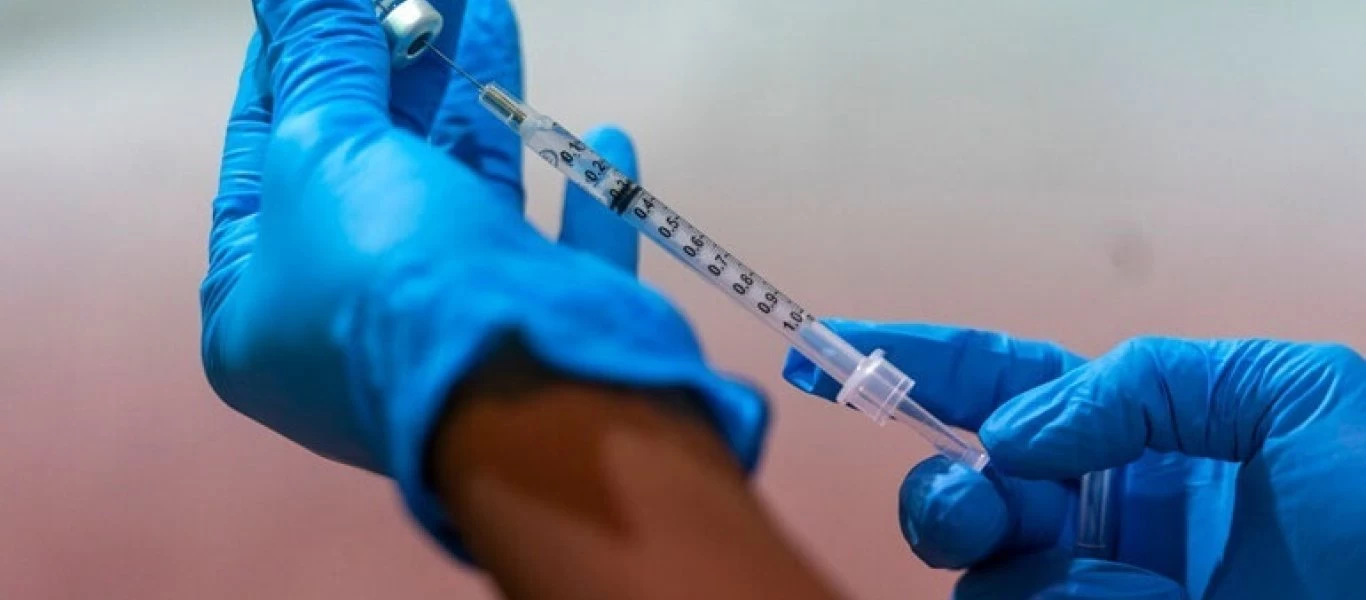 Ξεκινούν πάλι οι εμβολιασμοί αύριο στις 12 το μεσημέρι